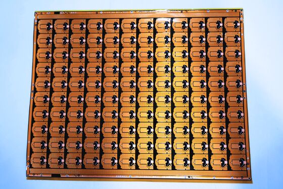 खरीदें कॉम्पैक्ट डबल साइड डिज़ाइन के लिए 0.1 मिमी मिन लाइन चौड़ाई और उच्च लचीलापन के साथ डबल लेयर एफपीसी online manufacture